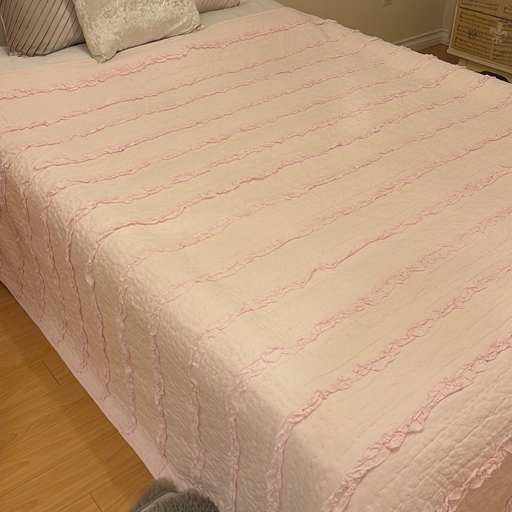 SIMPLY SHABBY CHIC by Rachel Ashwell ruffle quilt coverlet light pink full/queen
